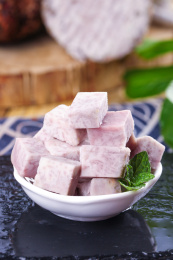 碟子里装着紫藤芋头