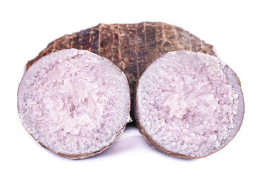 白底上摆放着新鲜芋头