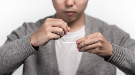 将提取缓冲液滴入新冠抗原检测卡加样孔