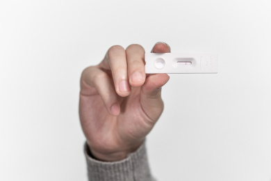 手持显示阴性结果的抗原检测卡