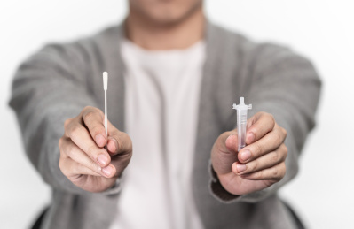 手持新冠抗原检测工具的特写