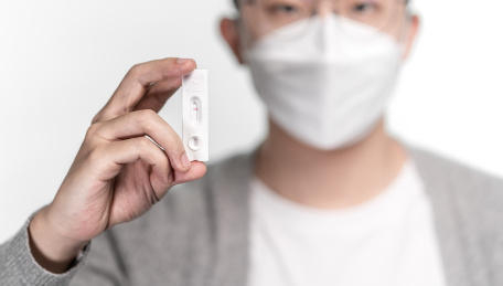 手持显示阴性结果的抗原检测卡