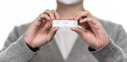 手持显示阴性结果的抗原检测卡