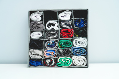 内衣收纳盒中排列整齐的内裤和袜子