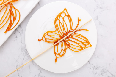 传统手工美食：蝴蝶型的糖人