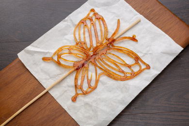 传统手工美食：蝴蝶型的糖人