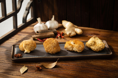 托盘上排列整齐的猴头菇干货