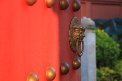 朱漆大门上的铜兽首门环