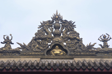 中国四川成都大慈寺山门正脊脊剎双龙戏珠弥勒佛装饰