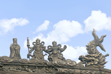 中国四川成都大慈寺山门正脊天王和吞兽脊饰雕塑