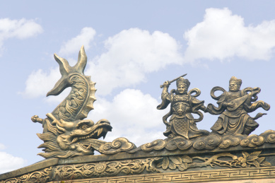 中国四川成都大慈寺山门正脊天王和吞兽脊饰雕塑