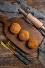 木砧板上的麻薯面包