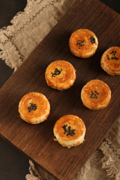 暗调背景下的圆形红豆蓉烧饼