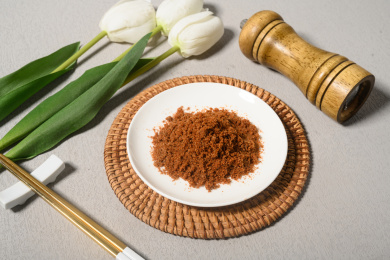 桌面上的盘子里的美味可口的海虾子