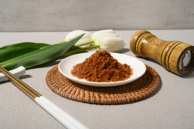 桌面上的盘子里的美味可口的海虾子