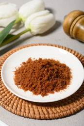 桌面上的盘子里的美味可口的海虾子
