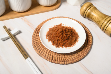 桌面上的盘子里的美味可口的海虾子