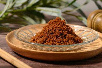 桌面上的盘子里的美味可口的海虾子
