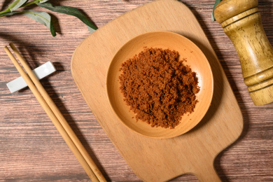 桌面上的盘子里的美味可口的海虾子