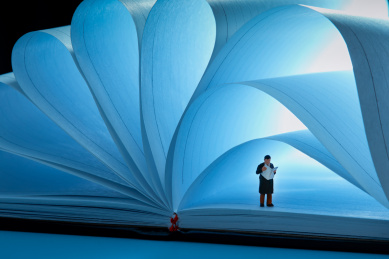 书本里的光照亮阅读看书的人