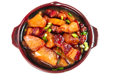 碟子里装着萝卜烧肉