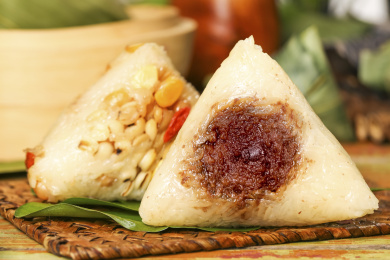 木底上放着蜜粽