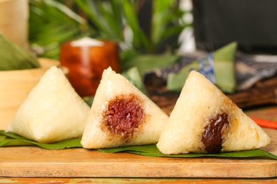 木底上放着五谷杂粮粽