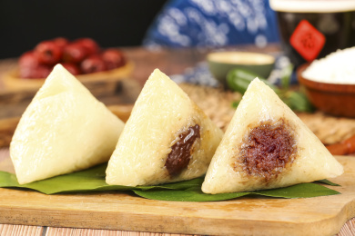 木底上放着五谷杂粮粽