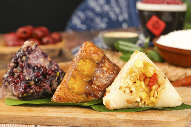 木底上放着五谷杂粮粽