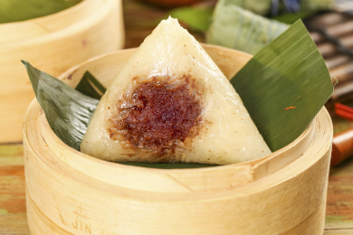 蒸笼里放着咸粽