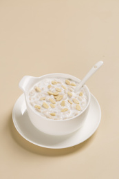 碗中牛奶泡燕麦