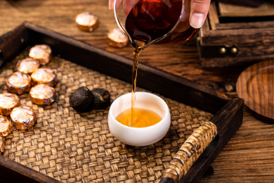 木纹背景上的普洱茶