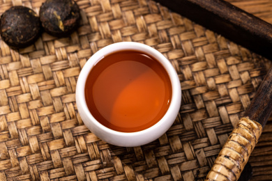 木纹背景上的普洱茶
