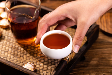 木纹背景上的普洱茶