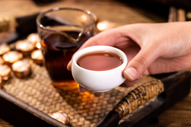 木纹背景上的普洱茶