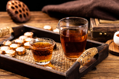 木纹背景上的普洱茶