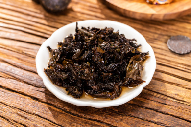 木纹背景上的普洱茶