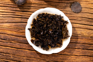 木纹背景上的普洱茶