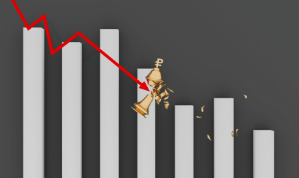 被下降箭头击碎的卢布符号棋子经济下滑