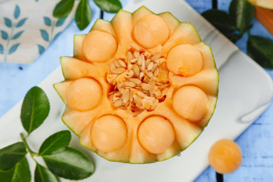 白底上摆放着网纹瓜