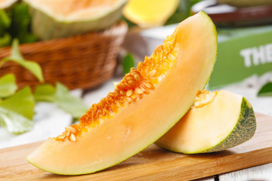 木底上放着哈密瓜