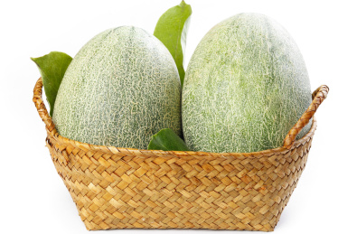 篮子里放着哈密瓜