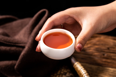 木纹背景上的金骏眉茶叶