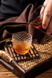 木纹背景上的金骏眉茶叶