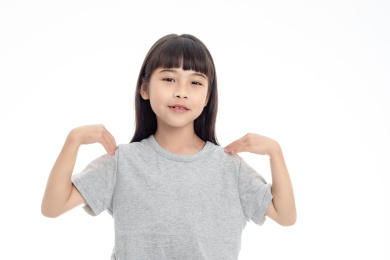 白色背景中的一个可爱的中国小女孩