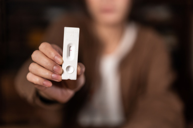 手持显示阴性结果的抗原检测卡