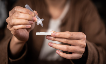 将缓冲液滴入新冠病毒抗原检测样本