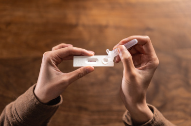 将缓冲液滴入新冠病毒抗原检测样本