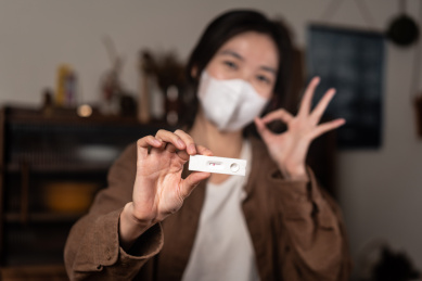 手持显示阴性结果的抗原检测卡