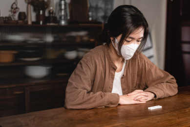 亚洲居家女性正在等待抗原检测结果